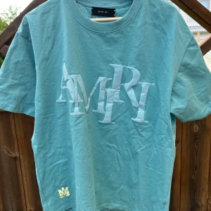 Amiri t shirt medium - En riktig snygg amiri t shirt extremt bra kvalitet väldigt tung.  Helt ny endast testad tags är fortfarande kvar. Vid frågor gärna ett meddelande. Kan hämtas i Uddevalla och kan betalas vid löning. 