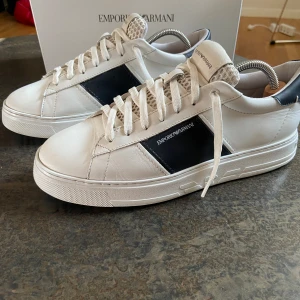 Emporio Armani skor - Ett par riktigt feta vit/svarta Armani skor som passar perfekt till sommarn! Nypris ca 3100kr. Hör av er vid frågor!☺️