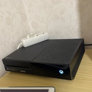 Xbox one  - Xbox one bra skick inga skador funkar felfritt. Man får men en ny kontroll och två spel, FIFA 17 och GTA 5 skivan.