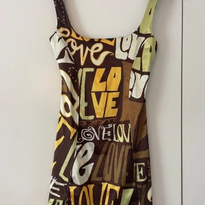 Klänning  - En festlig och jättesnygg klänning som tyvärr inte passar mig längre och som aldrig heller kommit till användning!🤎