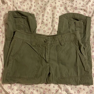 Tajta Cargo Shorts  - Köpte dem för ett tag sen men kom aldrig till användning. Stannar precis under knän, är också lite låg midjade, finns också en i svart. En för 60, två för 110