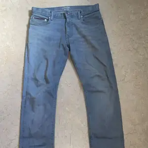 Grå Tommy Hilfiger jeans strl W30 L32 Modellen är layton slimfit Säljer pga att gillar inte passformen, skulle säga den passar folk 175+ Har använt den ca 5 ggr och den är skön och felfri Nypris ligger på 1300kr Kontakta innan köp Kan gå ner i snabb 