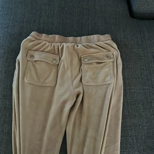 Juicy byxor - Knappt använda) Finare i verkligheten, Super fina! Kund betalar frakten.