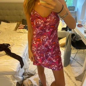 Satin klänning - Skitsnygg satinklänning från bikbok!! Så najs till sommaren