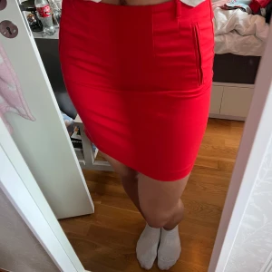 Kjol - Röd kjol knappt använd från hm. Storlek 36