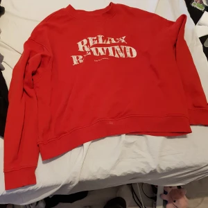 Röd crewneck - Knappt använd, liten i storleken