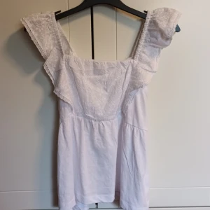 Vit top - Super söt o sommrig vit top! Köpt i spanien, aldrig använd! Str 152 men stor i storlek!!🫶🏻🫶🏻