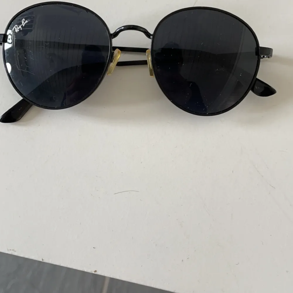 Säljer dessa raybans som jag använt fåtal gånger. Skick 8/10 en bokstav som nästan försvunnit, annars topp skick. Köpta för ca 1099kr. Övrigt.