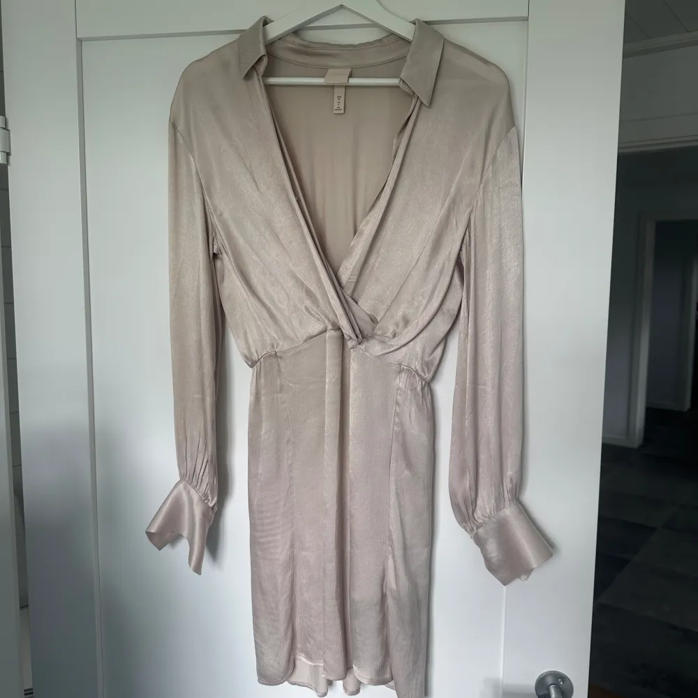Säljer denna klänningen i satin💗 så fin! Ej använd!. Mekot.