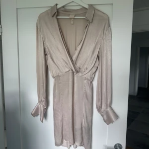 Satinklänning  - Säljer denna klänningen i satin💗 så fin! Ej använd!