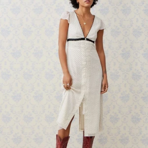 Prickig midiklänning från Urban Outfitters  - Helt ny, oanvänd klänning från Urban Outfitters. Så snygg och gullig till sommaren. Köptes för 650kr. 