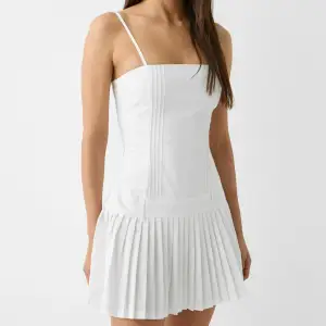 Säljer denna superfina klänning från bershka! Helt nu aldrig använd med lapparna kvar. Skriv prisförslag