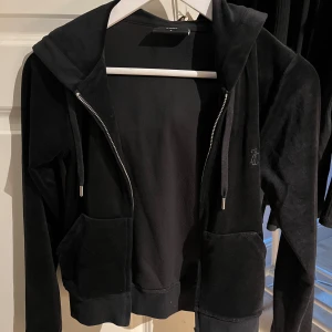 Juicy couture zip tröja  - Använts några gånger, som ny! Beställd på Nelly:)