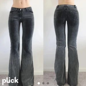Lågmidjade bootcut jeans  - Väldigt bra skick!! Lånad bild, men ser exakt ut som på bilden. Säljer då dom har blivit för små för mig Om det är någon som har andra frågor eller vill ha bilder på byxorna är det bara att skriva och fråga.   Pris går att diskutera