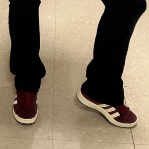 Vinröda Campus 00s - Säljer mina super fina Vinröda Adidas Campus som jag köpte i usa. Dem är storlek 38. Pris går absolut att diskutera 