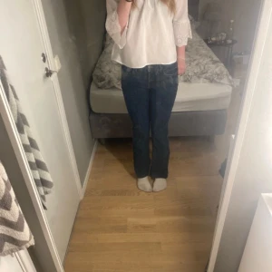 Low waist jeans - Mörkblåa john baner jeans, säljer dom då dom aldrig kommer till användning. Dom är i storlek 38 men dom passar bättre som 34/36
