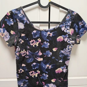 Crop top Medium - Lite tvättpåverkad. Annars mycket bra skick!