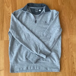 Ralph lauren half zip tröja - Storlek S men passar även XS. Väldigt bra skick är bara använd någon enstaka gång. Nypris runt 1600. Skriv för mer frågor!