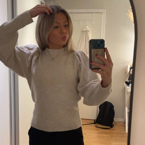 Vit stickad tröja - Mycket bra skick, vit stickad tröja, fina axlar!