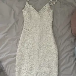 säljer denna vita spetsklänning, köpt här på plick som är helt perfekt nu till sommaren💗 jag säljer den på grund av att den inte passade mig och har därför inte heller några bilder med den på. skriv om du har några frågor💞