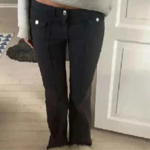 Svarta HM jeans  - Säljer dessa snygga svarta jeans eller om någon vill byta till storlek 36 💕🤩🤩