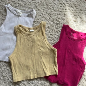 ribbade linnen  - 3 st likadana ribbade linnen, det vita och gula är från hm och det rosa från new yorker, vita helt oanvänt och de andra två i fint skick, alla strl S. 75kr för alla💞