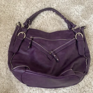 Lila väska - Super snygg lila väska💜💜