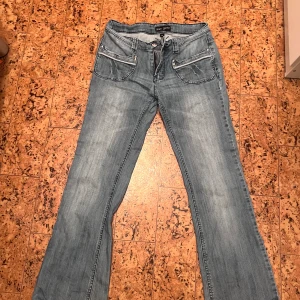 Utsvängda/Lågmidjade jeans med dragkedjor  - Knappen är lite lös men man kan fortfarande ha på sig dem 