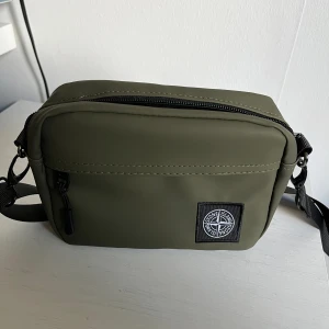 Stone island väska grön  - En grön stone island axelremsväska grön helt oanvänd och helt ny. För mer information och prisdiskutering kom PM.