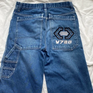 Coola jorts - Ett par jeans shorts med coola detaljer. Köpta second hand. Skriv för fler bilder eller mått💌