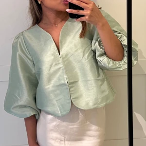 Stockholm LM Topp - Toppen är superfin och och ser ut som en By Malina topp!! Enbart använd en gång💚