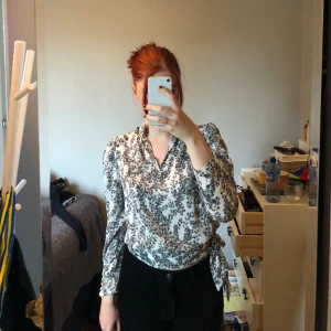 Mönstrad blus med snörning - Mönstrad grå och vit blus med snörning