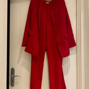 Kostym  - Jätte fint kostym sätt, för alla tillfällen. Detta sätt är antingen från Nelly eller bohoo. Den sitter jätte fint på och formar ens underdel. Den har används en gång tidigare! Den är lite lång så ni vet <3