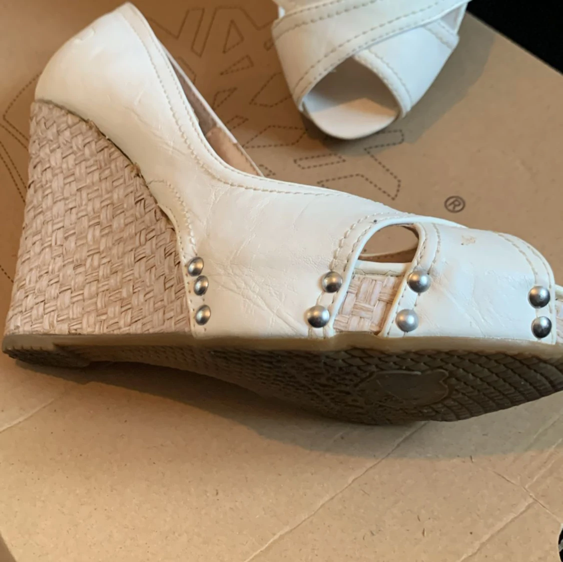 Ljusbeigea Kilklacksandaler - 90