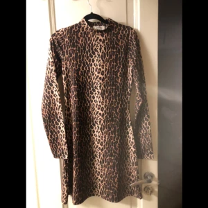 Klänning Leopardmönstrad  - Oanvänd bara testat på