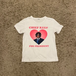 Chief Keef For President T-Shirt - Säljer denna asfeta ”Chief Keef For President” T-Shirt då jag inte gillar hur den sitter. Den är aldrig använd och endast testad på inomhus. Skriv pm om du har fler frågor.
