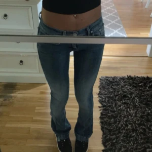 Lågmidjade Bootcut jeans från ltb - Ett par Lågmidjade jeans från ltb i storlek 24x32  Mycket bra skick  Hör av er för frågor 