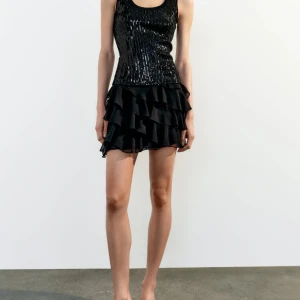 Zara kjol  - Jag säljer denna superfina zara kjol perfekt till finare tillfällen. Har prislapp kvar då jag inte hann retunera i tid. Så helt oanvänd! 🥰Köpte Precis för 400