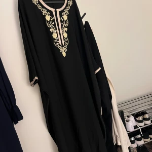 Butterfly abaya  - Helt ny, längd 147  Skönt material 