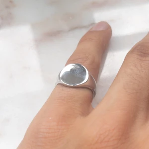 Ring - Yomie har fina kvalitativa prisvärda ringar som endast kostar 99kr 💕 Alla är vattentäta och gjorda av rostfritt stål 💛 Ringarna orsakar alltså inga utslag 💕Denna ring är justerbar & i färgen silver 💛 För fler frågor/bilder skicka ett meddelande💕