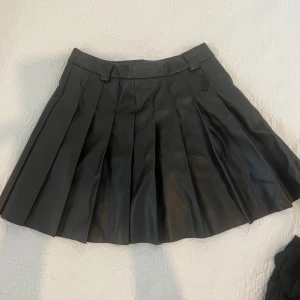 Pleated Läder Skinn Kjol Stradivarius 36 - Skolflickskjol från Stradivarius i fuskskinn.  Storlek 36