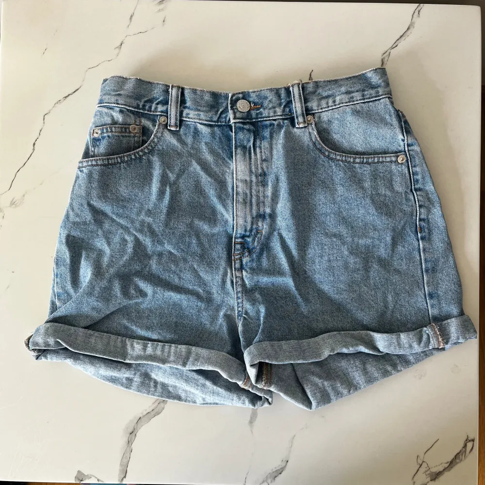 Ett par jeansshorts i nyskick från pull&bear💙. Shorts.