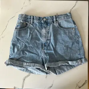 Ett par jeansshorts i nyskick från pull&bear💙