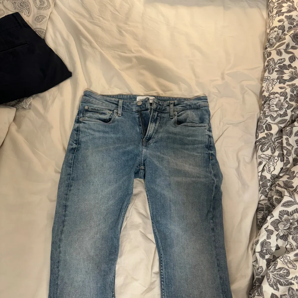 Säljer ett par otroligt fräscha Calvin Klein jeans som knappt är använda. De är ett slimfit par med storlek W30. L 34.. Jeans & Byxor.