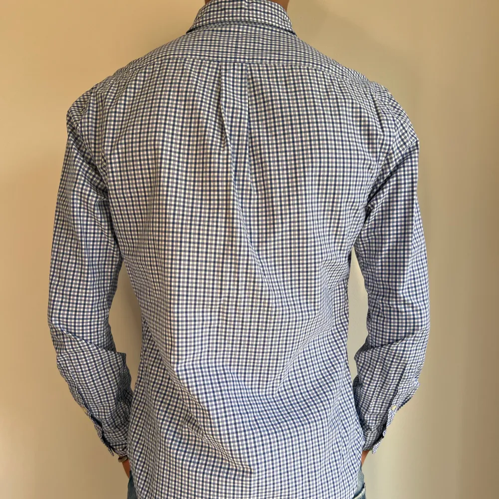 Blå rutig Ralph Lauren skjorta i storlek M. Skjortan är i fint skick utan några skavanker. Modellen är 186 cm lång. Orginalpris ca 1500 kr och nu endast 499. . Skjortor.