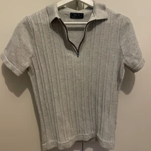 Piké från Next  - Grå piké från Next aldrig använt  Skick: 10/10