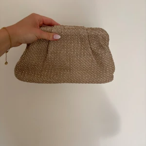 Väska - Superfin ”vävd” clutch/ kuvertväska, aldrig använd 