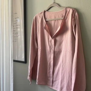 Långärmad blus  - Superfin blus som är långärmad, inget att anmärka på då den aldrig blivit använd🩷