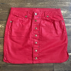 Röd kjol - Så snygg röd läderlik jeans kjol med jättecoola detaljer! Knappar hela vägen ner på framsidan 💋