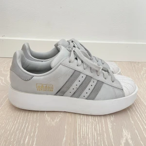 Adidas superstar xl dam  - Nyskick använda ca 10 gånger  Lite smutsiga ifrån på tån.
